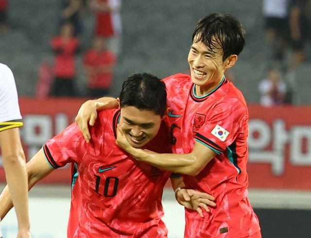 축구국가대표팀 미드필더 이동경(왼쪽)과 수비수 김문환이 7일 용인미르스타디움에서 열린 중국과 E-1 챔피언십 1차전 선제골을 합작한 뒤 함께 기뻐하고 있다. 용인｜뉴시스