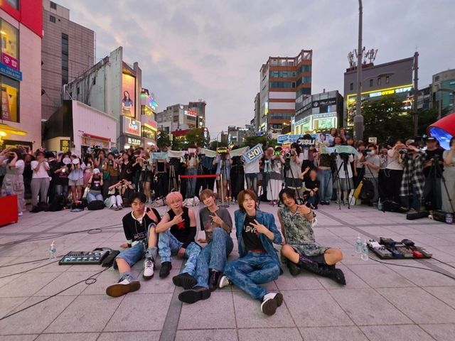 [사진 = 에버모어엔터테인먼트 제공]