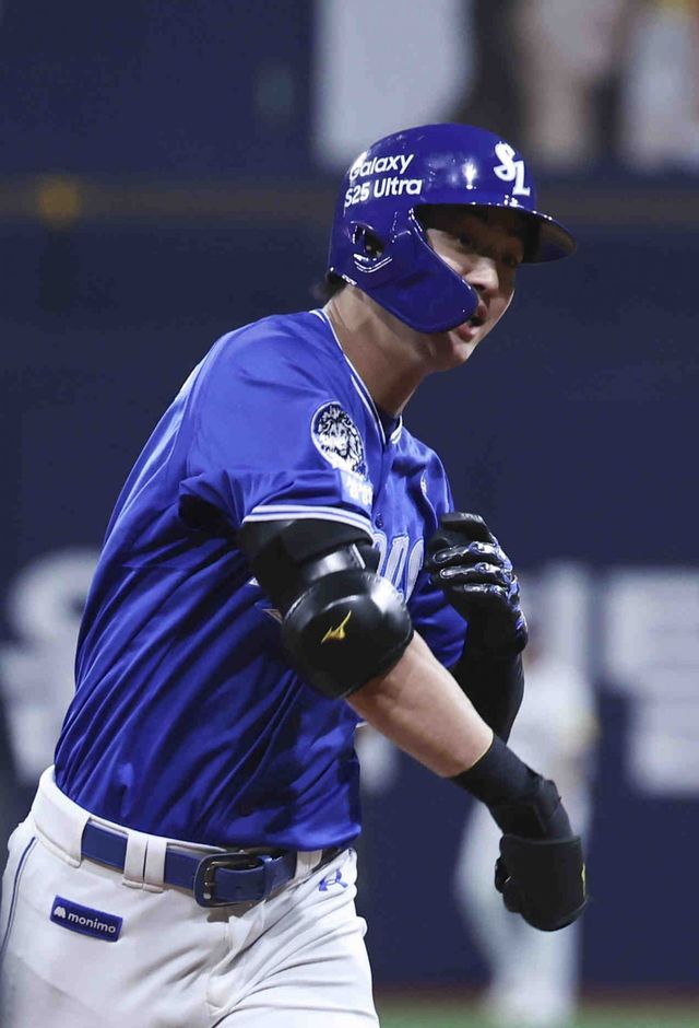 5월까지 극심한 타격 부진에 허덕이던 삼성 구자욱은 6월부터 서서히 타격감을 끌어올렸고, 7월에도 좋은 흐름을 이어가고 있다. 6월과 달리 7월에는 팀 성적까지 좋아진 덕분에 자신감도 커졌다. 뉴시스