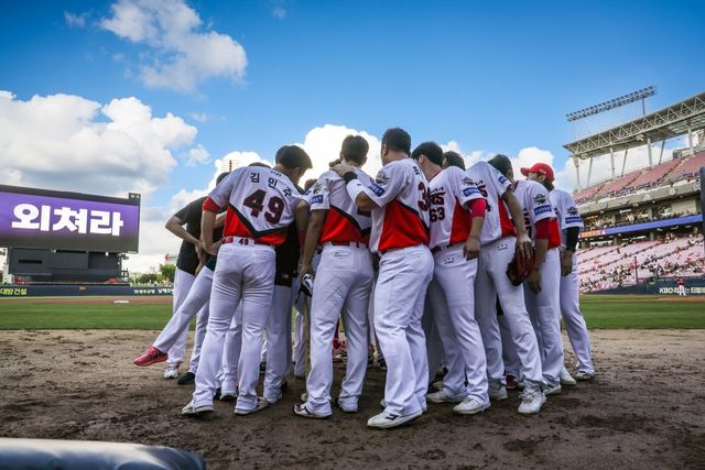 프로야구 전통의 인기 구단인 LG, 롯데, KIA가 전반기 마감을 앞두고 치열한 2위 싸움을 벌일 예정이다. 과거 하위권을 함께 맴돌았던 ‘엘롯기 동맹’의 치욕을 뒤로하고, 올해는 동반 가을야구 진출까지 노린다. 광주-기아챔피언스필드에서 경기를 앞두고 모여 결의를 다지는 KIA 선수단. 사진제공｜KIA 타이거즈