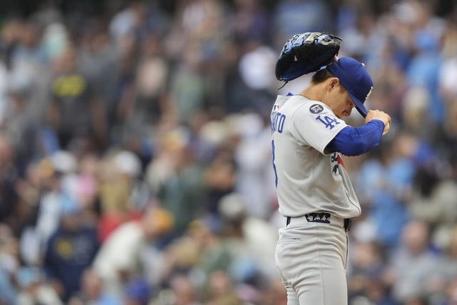 다저스 야마모토는 8일(한국시간) 밀워키전에서 선발등판해 0.2이닝 5실점(3자책점)을 기록했다. 지난해 MLB 데뷔 후 처음으로 1회도 채우지 못했다. 밀워키(미 위스콘신주)｜AP뉴시스