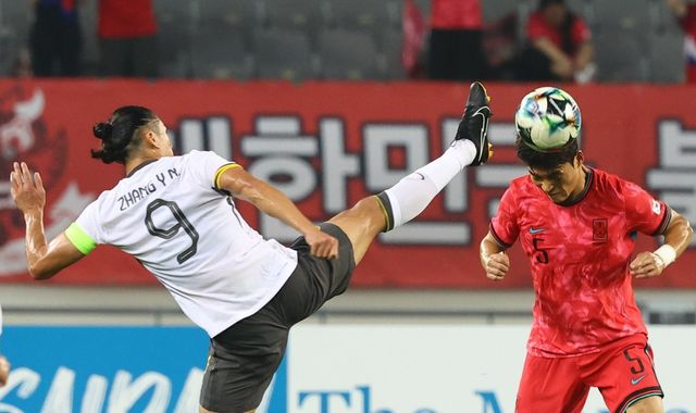 축구대표팀 박진섭(오른쪽)이 7일 용인미르스타디움에서 열린 중국과 E-1 챔피언십 1차전 도중 상대 공격수 장위닝의 ‘쿵푸킥’에 맞서 헤더로 볼을 처리하고 있다. 용인｜뉴시스