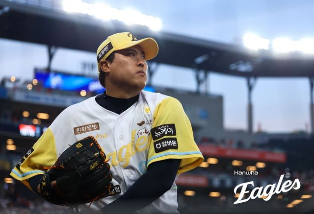 전반기를 마무리한 한화 류현진이 8일 대전 한화생명볼파크에서 정규시즌 반환점을 돈 소감을 밝혔다. 그는 한화가 전반기를 1위로 마친 것에 대해 “정말 너무너무 좋다”라며 큰 기쁨을 드러냈다. 후반기 목표를 묻는 질문엔 “승리와 이닝 같은 지표적인 면보다 어려운 경기 자체를 안 만드는 게 목표”라고 답했다. 사진제공｜한화 이글스