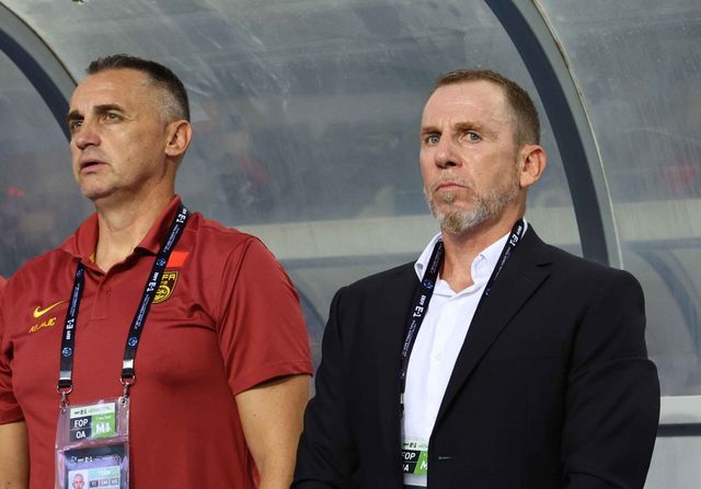 중국대표팀 데얀 주르제비치 임시 감독(오른쪽)이 7일 용인미르스타디움에서 열린 한국과 E-1 챔피언십 1차전 도중 그라운드를 응시하고 있다. 용인｜뉴시스