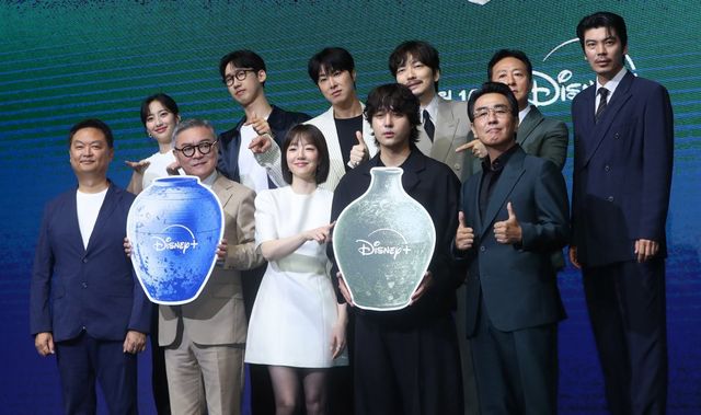 배우 김민(윗줄 왼쪽부터), 이상진, 정윤호, 이동휘, 김성오, 강윤성 감독, 김의성, 임수정, 양세종, 류승룡이 8일 오전 서울 영등포구 콘래드 서울에서 열린 디즈니+의 오리지널 시리즈 ‘파인: 촌뜨기들’ 제작발표회에서 포즈를 취하고 있다. 뉴시스