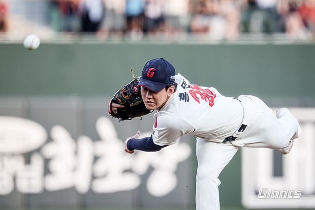 롯데 홍민기가 8일 사직구장에서 열린 두산과 원정경기에 선발등판해 역투하고 있다. 사진제공｜롯데 자이언츠