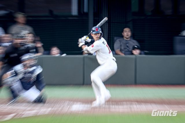 롯데 전민재가 8일 사직구장에서 열린 두산과 홈경기 도중 타격 자세를 취하고 있다. 사진제공｜롯데 자이언츠