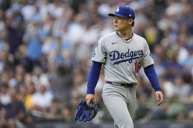 다저스 야마모토는 8일(한국시간) 밀워키전에서 선발등판해 0.2이닝 5실점(3자책점)을 기록했다. 지난해 MLB 데뷔 후 처음으로 1회도 채우지 못했다. 밀워키(미 위스콘신주)｜AP뉴시스