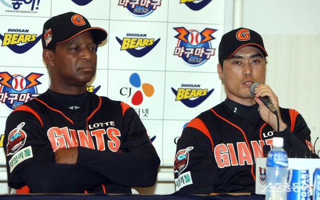 조성환 두산 감독대행(오른쪽)이 롯데 선수 시절이던 2009년 준플레이오프 미디어데이에 제리 로이스터 전 감독과 함께 참석해 포부를 전하고 있다. 스포츠동아DB