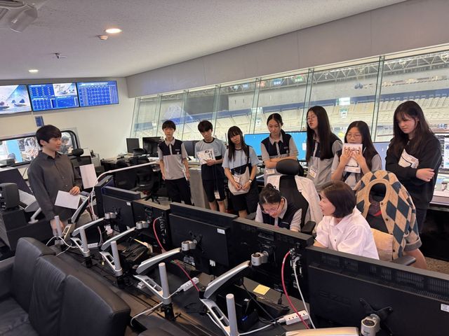 광명스피돔에서 열린 방송전문가 직업 체험 교실에 참가한 학생들이 방송 장비(CG)에 대한 설명을 듣고 있다. 사진제공 | 국민체육진흥공단