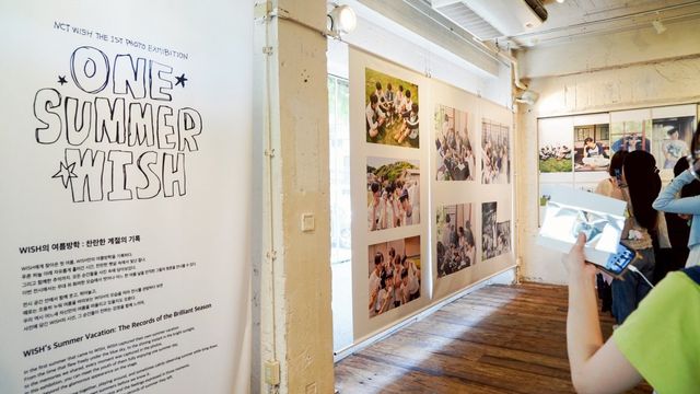 NCT WISH의 첫 사진전 ‘ONE SUMMER WISH’가 일본 도쿄에서 전 회차 매진을 기록하며 폭발적인 인기를 입증했다.&nbsp; 사진제공|SM엔터테인먼트