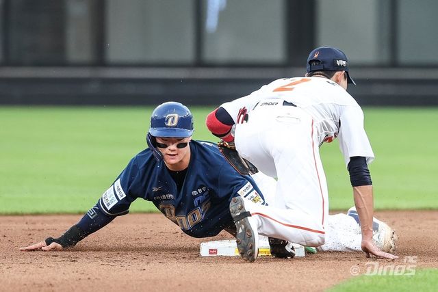 NC 김주원(왼쪽)은 올해 전반기가 끝나기 전 20도루에 성공하며 빼어난 주루를 과시하고 있다. 그는 후반기 페이스를 높여 구단 역대 2번째 도루왕을 노려본다. 사진제공｜NC 다이노스