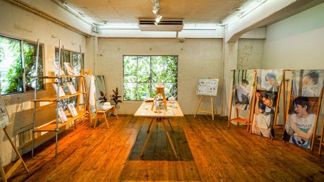 여름 방학을 테마로 한 이번 전시는 시골로 여행을 떠난 멤버들의 청량하고 감성적인 순간을 담아 현지 팬들의 열띤 호응을 얻고 있으며, 미니멀한 전시장 분위기와 어우러진 전시 구성으로 몰입감을 더하고 있다. 사진제공|SM엔터테인먼트