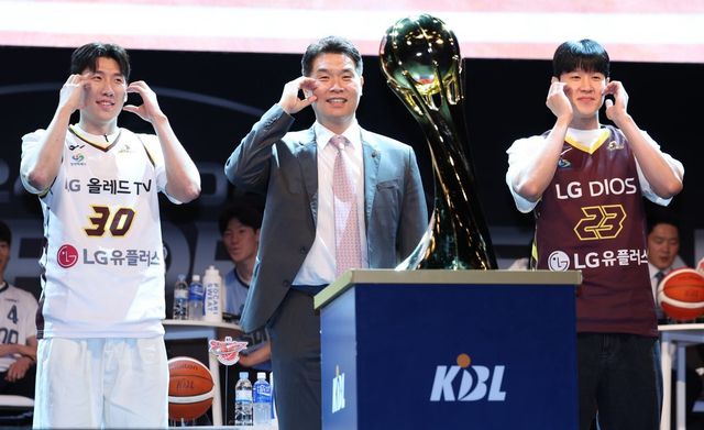 [사실상 이들의 동행은 끝났다. 두경민(왼쪽)과 전성현은 8일 KBL 재정위원회를 통한 연봉조정신청에서 승리했지만 2025~2026시즌 코트에 설 수 있을지 여부는 여전히 미지수다. 사진제공｜KBL