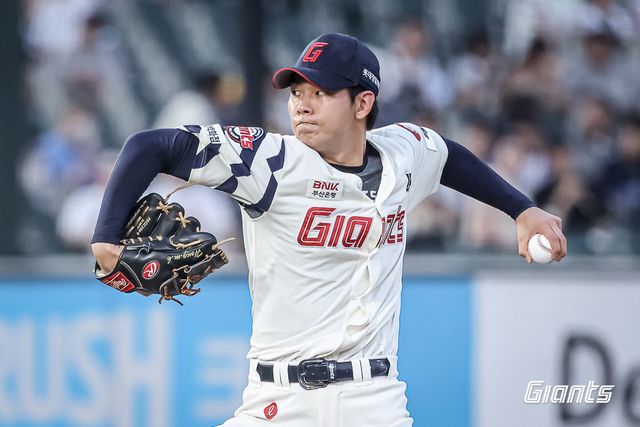 롯데 홍민기가 8일 사직구장에서 열린 두산과 원정경기에 선발등판해 역투하고 있다. 사진제공｜롯데 자이언츠