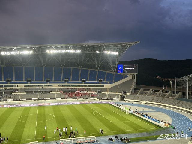 8일 용인미르스타디움에서 열린 2025 동아시아축구연맹(EAFF) E-1 챔피언십&nbsp;중국-홍콩전에서는 경기 중 ‘드링크 브레이크(Drink Break)’가 전광판에 등장했다. WBGT 기준 30도가 넘지 않아 ‘쿨링 브레이크(Cooling Break)’는 실시되지 않았다. 용인｜백현기 기자 hkbaek@donga.com