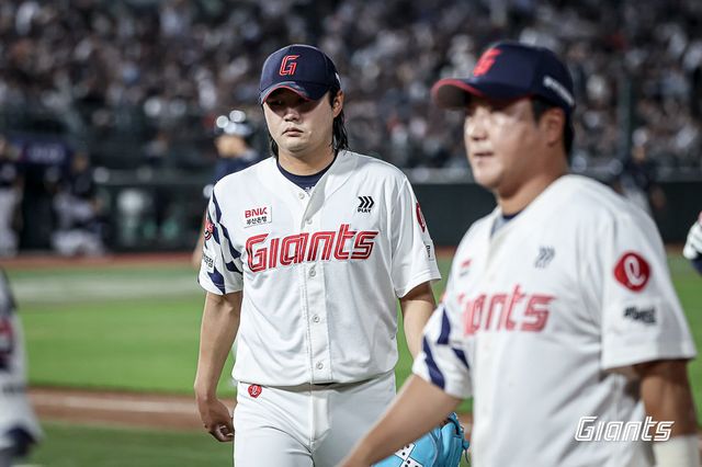 롯데 정철원이 8일 사직구장에서 열린 두산과 홈경기 7회초를 실점 없이 막은 뒤 덕아웃으로 들어가고 있다. 사진제공｜롯데 자이언츠