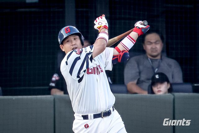 롯데 유강남이 8일 사직구장에서 열린 두산과 홈경기 도중 대기 타석에서 타격 타이밍을 맞추고 있다. 사진제공｜롯데 자이언츠