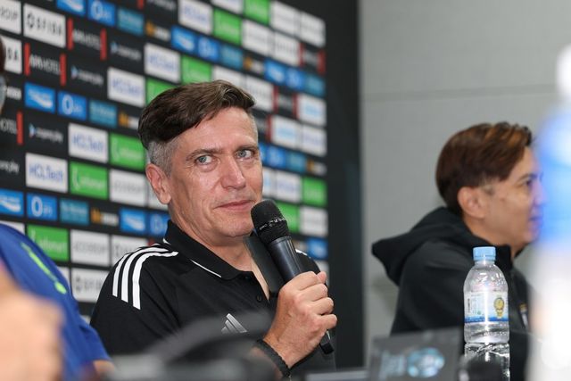 일본 여자대표팀의 최초 외국인 사령탑인 닐스 닐센 감독이 8일 용인미르스타디움에서 열린 기자회견에서 취재진의 질문에 대답하고 있다. 사진제공｜대한축구협회