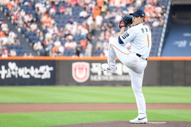 한화 문동주가 8일 대전 한화생명볼파크에서 열린 ‘2025 신한 SOL 뱅크 KBO리그’ KIA전에 선발투수로 등판해 힘차게 공을 던지고 있다. 이날 5이닝 5탈삼진 3실점 투구로 팀의 14-8 승리를 이끈 문동주는 시즌 7승(3패)째를 수확했다. 한화는 리그 50승에 선착, KS 직행 확률 71.4%의 주인공이 됐다. 사진제공｜한화 이글스