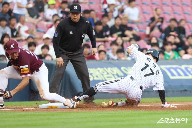 LG 박해민이 2회말 3루 도루에 성공하고 있다. 키움 3루수는 송성문. 사진제공｜LG 트윈스