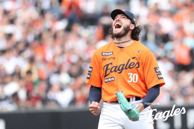 한화 폰세(사진)는 18경기 11승(무패)으로 전반기를 마무리했다. 그는 전반기 10승 이상하며 무패를 기록했던 김시진과 선동열, 헥터처럼 우승 트로피를 들어 올릴 수 있을까. 사진제공｜한화이글스