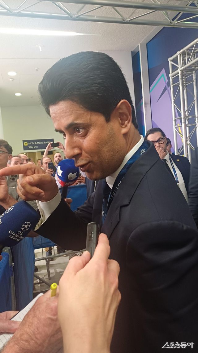 참인지, 거짓인지 확인할 길이 없으나 최근 스페인 ‘돈 발롱’은 나세르 알 켈라이피 PSG 회장이 레알 마드리드의 호드리구를 데려오기 위해 이강인과 밀란 슈크리니아르를 트레이드 카드로 제시했다고 전해 눈길을 끌었다. 6월 1일(한국시간) 독일 뮌헨 알레안츠 아레나에서 열린 UEFA 챔피언스리그 결승전에서 우승 트로피를 들어올린 뒤 알 켈라이피 회장이 의기양양한 표정으로 프랑스 취재진과 대화하는 모습. 스포츠동아DB