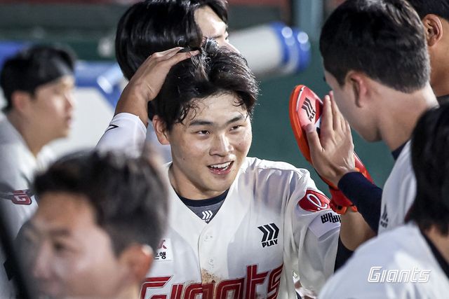 롯데 박찬형이 9일 사직구장에서 열린 두산과 홈경기 연장 11회초 기민한 판단으로 연달아 호수비를 펼치며 팀의 5-4 끝내기 승리에 일조했다. 사진제공｜롯데 자이언츠