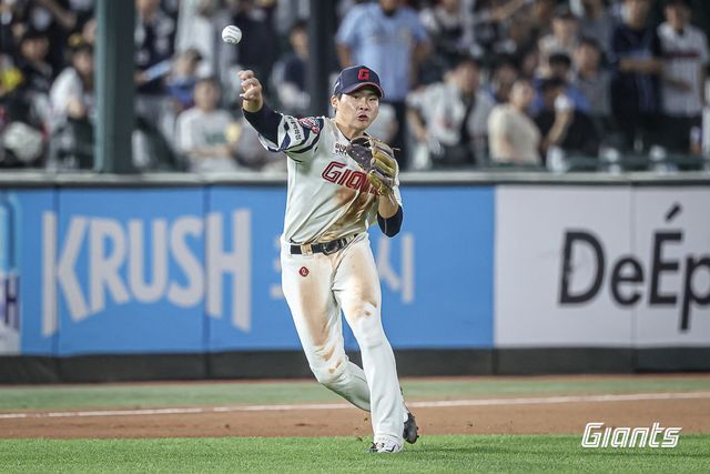 롯데 박찬형이 9일 사직구장에서 열린 두산과 홈경기 연장 11회초 기민한 판단으로 연달아 호수비를 펼치며 팀의 5-4 끝내기 승리에 일조했다. 사진제공｜롯데 자이언츠