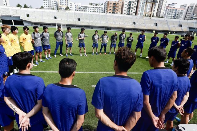 축구국가대표팀 선수단이 8일 성남종합운동장에서 진행된 훈련 도중 그라운드 중앙에 모여 미팅을 하고 있다. 7일 중국을 3-0으로 완파한 대표팀은 11일 홍콩, 15일 일본을 잇달아 상대한다. 사진제공｜대한축구협회