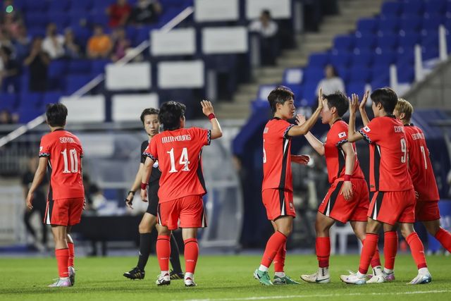 여자축구대표팀 선수들이 9일 수원월드컵경기장에서 열린 중국과 2025 EAFF E-1 챔피언십 여자부 1차전에서 후반 쿨링 브레이크 시간동안 서로를 격려하고 있다. 대표팀은 2-2로 비겨 승점 1을 획득했다. 사진제공│대한축구협회