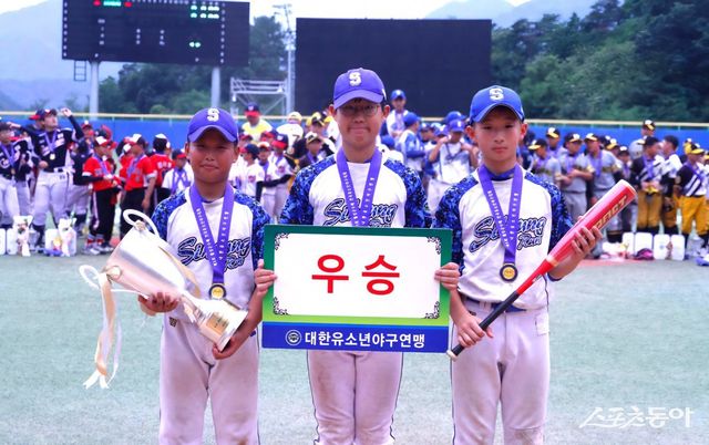 제5회 횡성군수배 전국유소년야구대회 U-13 청룡 우승을 차지한 시흥시유소년야구단. 사진제공｜대한유소년야구연맹