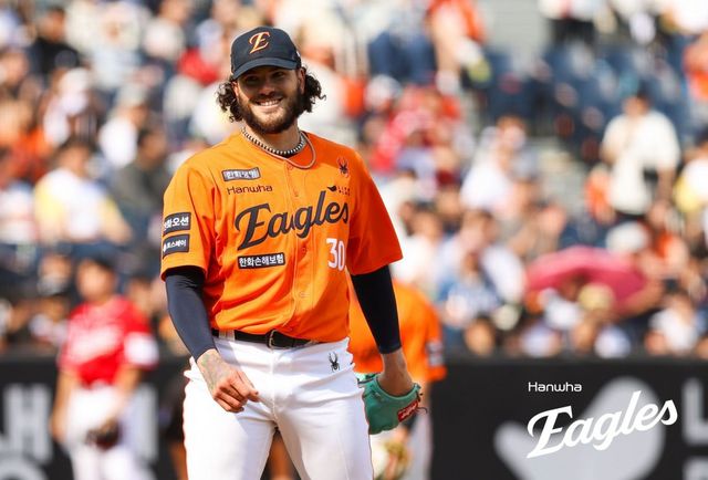 한화 폰세(사진)는 18경기 11승(무패)으로 전반기를 마무리했다. 그는 전반기 10승 이상하며 무패를 기록했던 김시진과 선동열, 헥터처럼 우승 트로피를 들어 올릴 수 있을까. 사진제공｜한화이글스