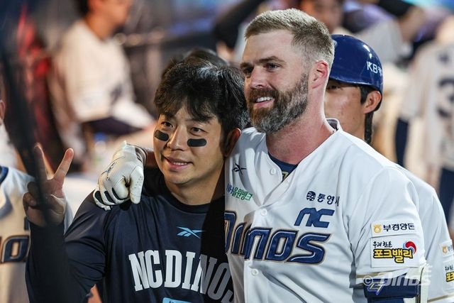NC 데이비슨(오른쪽)은 8일 창원 삼성전에서 수비 도중 오른쪽 갈비뼈를 다쳐 1군에서 빠졌다. 지난해 홈런왕을 차지한 주포 데이비슨의 부재는 팀에 큰 손해다. 사진제공｜NC 다이노스