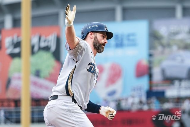 NC 데이비슨은 8일 창원 삼성전에서 수비 도중 오른쪽 갈비뼈를 다쳐 1군에서 빠졌다. 지난해 홈런왕을 차지한 주포 데이비슨의 부재는 팀에 큰 손해다. 사진제공｜NC 다이노스