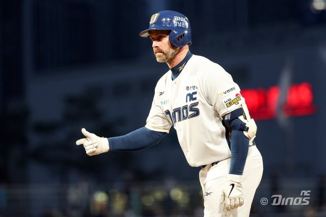NC 데이비슨은 8일 창원 삼성전에서 수비 도중 오른쪽 갈비뼈를 다쳐 1군에서 빠졌다. 지난해 홈런왕을 차지한 주포 데이비슨의 부재는 팀에 큰 손해다. 사진제공｜NC 다이노스