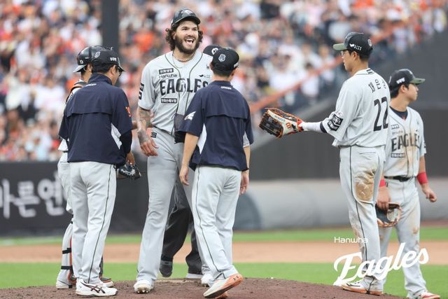 마운드를 내려가며 환하게 웃고 있는 한화 코디 폰세(왼쪽 3번째). 사진제공｜한화 이글스