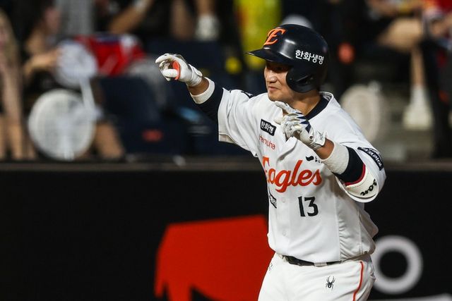 한화 최재훈이 9일 대전 한화생명볼파크에서 열린 KIA전 4회말 2사 1·3루 찬스에서 역전 3점홈런을 터트린 뒤 그라운드를 돌며 세리머니를 하고 있다. 한화는 최재훈의 공수 맹활약을 앞세워 KIA를 7-4로 꺾고 5연승을 질주했다. 사진제공｜한화 이글스