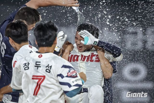 롯데 이호준이 9일 사직구장에서 열린 두산과 홈경기 연장 11회말 끝내기 2루타를 친 뒤 동료들에게 물세례를 받고 있다. 사진제공｜롯데 자이언츠