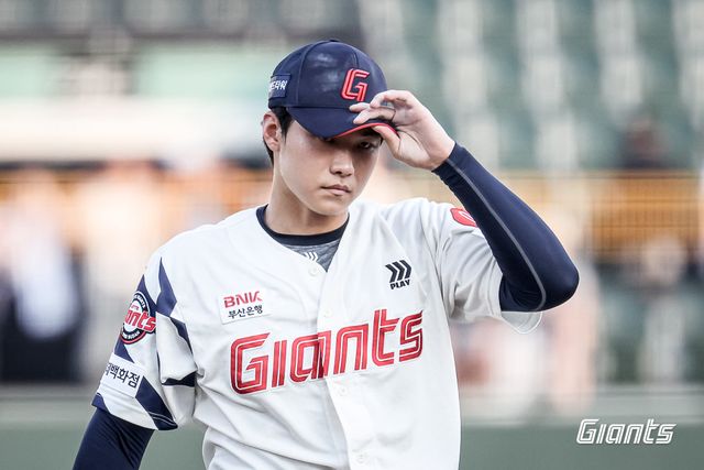 롯데 홍민기가 8일 사직구장에서 열린 두산과 홈경기에 선발등판해 투구 도중 모자챙을 만지고 있다. 사진제공｜롯데 자이언츠