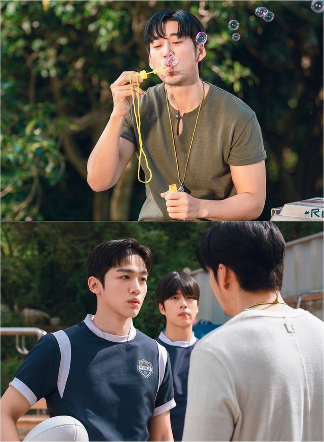 SBS 새 금토드라마 ‘트라이: 우리는 기적이 된다’에서 윤계상과 김요한이 괴짜 신임감독과 반항기 가득한 주장으로 만나 반전 가득한 사제 케미를 선보인다. 사진제공 | SBS