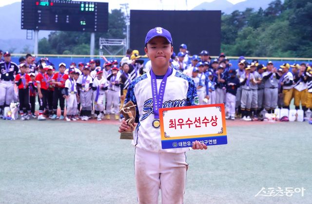 제5회 횡성군수배 전국유소년야구대회 U-13 청룡 MVP 김도윤 (경기 시흥시유소년야구단). 사진제공｜대한유소년야구연맹