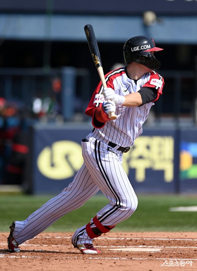 LG 홍창기는 5월 22일 무릎 수술을 받고 회복 중이다. 염경엽 LG 감독은 그가 빠르게 회복한다는 가정 하에 후반기 막판에 실전감각을 끌어올리고 포스트시즌 무대를 밟길 바라고 있다. 스포츠동아 DB