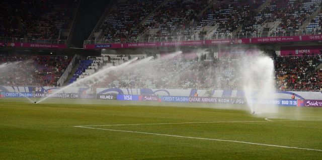 A매치가 열리는 기간엔 홈경기장을 내주는 클럽팀들도 바쁜 나날을 보낸다. 수원월드컵경기장을 홈경기장으로 쓰는 수원 삼성은 2025 EAFF E-1 챔피언십을 앞두고 경기장 새 단장에 여념이 없었다. 직원들의 출퇴근 시간도 바뀌었다. 스포츠동아DB