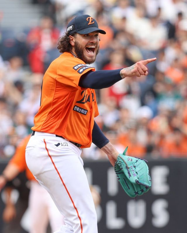 한화 폰세(사진)는 18경기 11승(무패)으로 전반기를 마무리했다. 그는 전반기 10승 이상하며 무패를 기록했던 김시진과 선동열, 헥터처럼 우승 트로피를 들어 올릴 수 있을까. 사진제공｜한화이글스