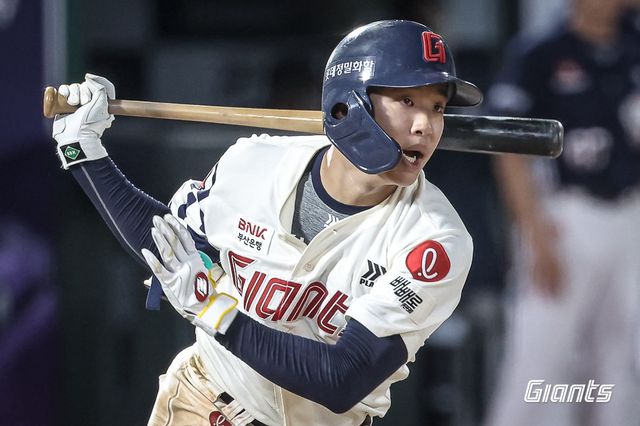 롯데 이호준이 9일 사직구장에서 열린 두산과 홈경기 연장 11회말 끝내기 2루타를 치고 있다. 사진제공｜롯데 자이언츠