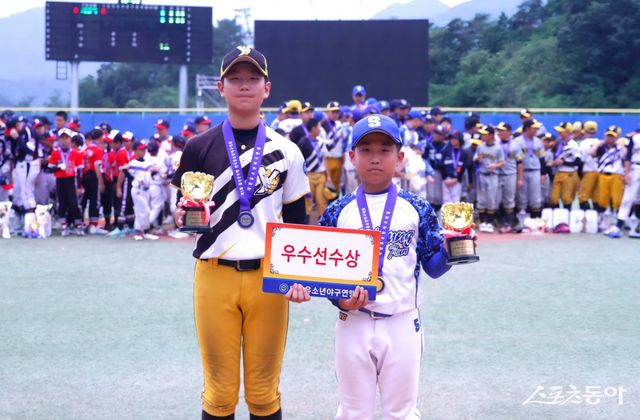 제5회 횡성군수배 전국유소년야구대회 U-13 청룡 우수선수상을 받은 황현민(남양주야놀유소년야구단·왼쪽), 홍재민(시흥시유소년야구단). 사진제공｜대한유소년야구연맹