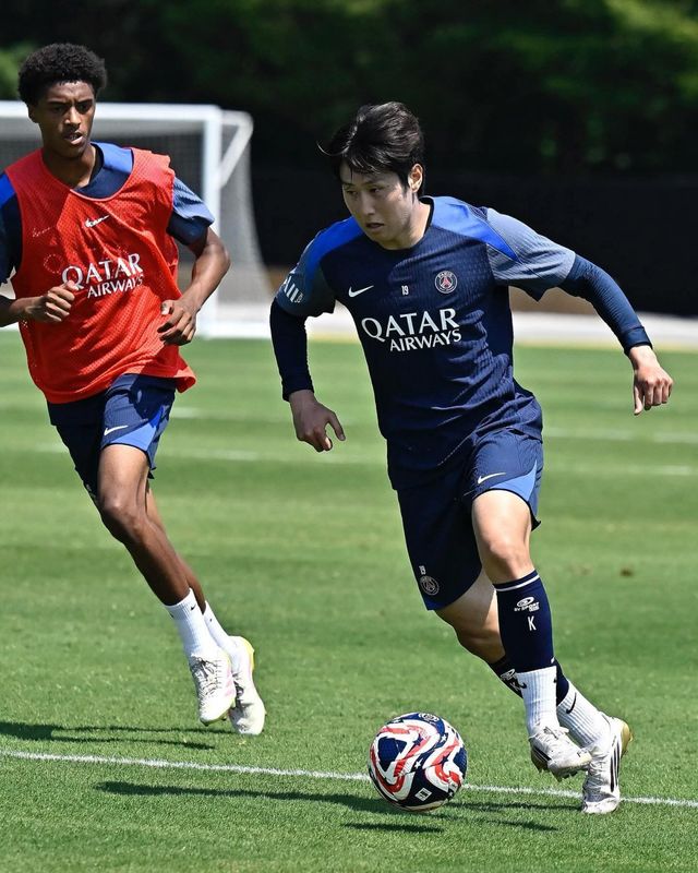 PSG 이강인(오른쪽)이 클럽월드컵 4강전을 앞두고 진행된 팀 훈련에서 드리블을 하고 있다. 사진출처｜PSG 페이스북