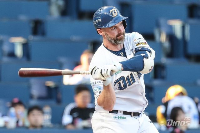 NC 데이비슨은 8일 창원 삼성전에서 수비 도중 오른쪽 갈비뼈를 다쳐 1군에서 빠졌다. 지난해 홈런왕을 차지한 주포 데이비슨의 부재는 팀에 큰 손해다. 사진제공｜NC 다이노스
