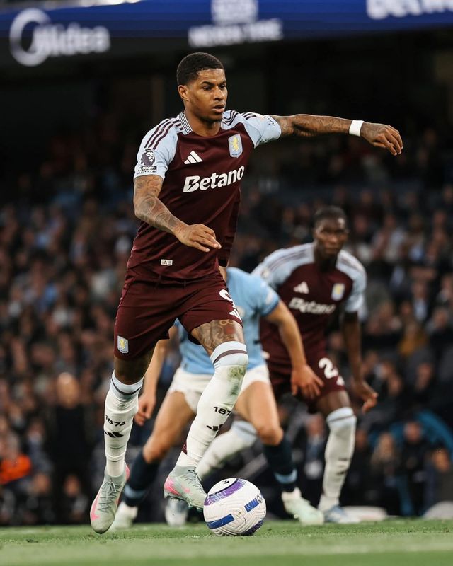 애스턴 빌라에서 지난 시즌 후반기를 소화한 마커스 래시포드는 친정팀 맨유로부터 시간을 갖고 새 팀을 알아보라는 통보를 받았음에도 최근 팀 훈련장에 나타나 주변을 깜짝 놀라게 했다. 래시포드는 FC바르셀로나와 연결된 것으로 전해진다. 사진출처｜애스턴 빌라 페이스북